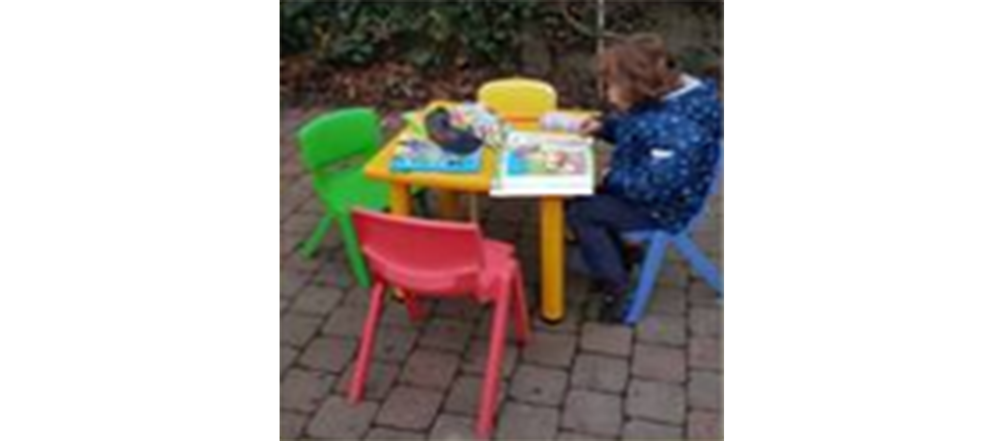 Tafel en 4 stoeltjes €20